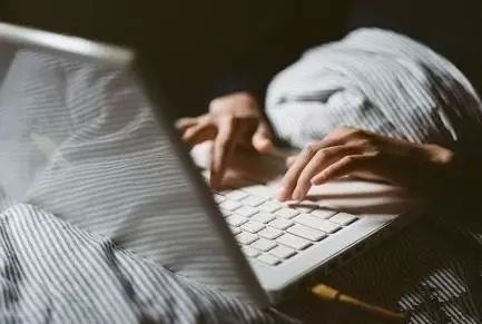 揭秘网络游戏产业链中的廉价玩工：金币农夫与电竞选手的生存现状